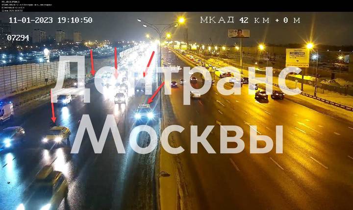 Несколько автомобилей столкнулись с неисправным грузовиком на 42-м километре МКАД