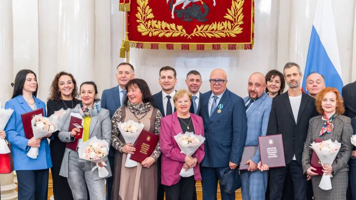 Первый секретарь Союза журналистов Москвы Людмила Щербина (в центре), руководитель Департамента СМИ и рекламы столицы Иван Шубин (в центре во втором ряду) и его заместитель Юлия Казакова (четвертая справа) поздравили журналистов с премиями. Среди награжденных — заместитель главного редактора «ВМ» Алексей Зернаков (пятый справа)