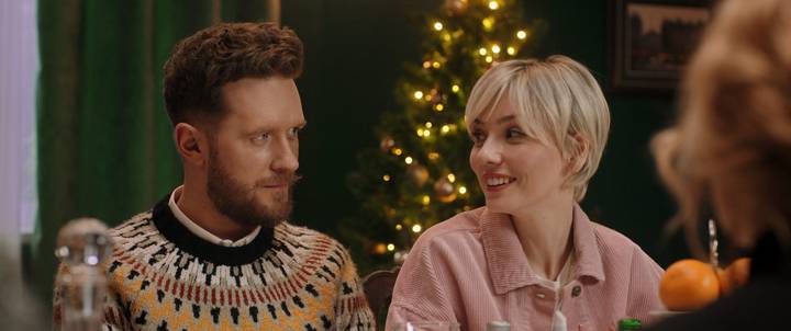 Кадр из фильма «Оливье» (2022): актеры Антон Денисенко и Елена Полянская