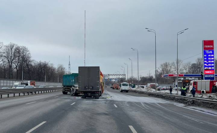 Три человека пострадали в ДТП с участием маршрутки и двух грузовиков в Подмосковье