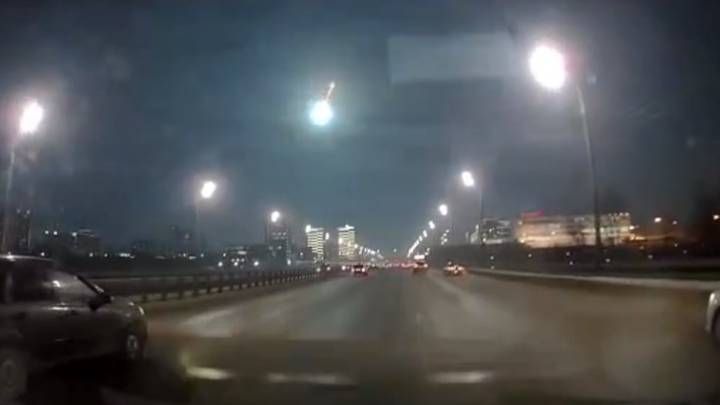 Появилось видео с летящим над Красноярском метеоритом