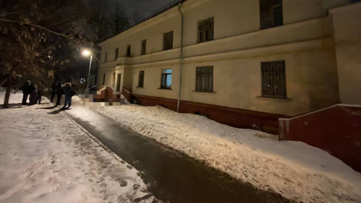 Два тела с ножевыми ранениями обнаружили на месте пожара в квартире на Чистопольской улице