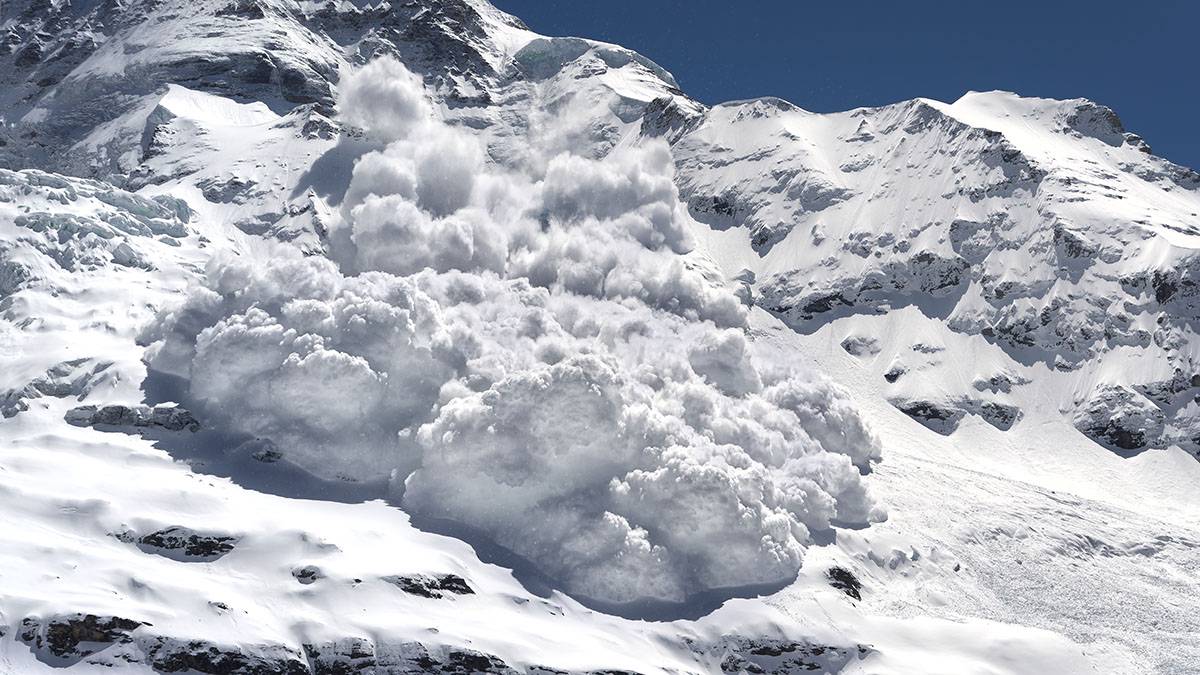 Два человека погибли при сходе лавины на перевале Мужичий в Республике Коми