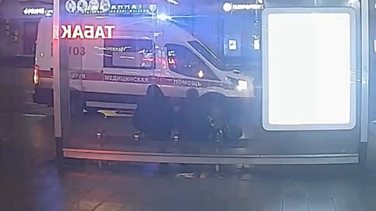 Гость столицы ограбил мужчину, которому стало плохо на улице в центре Москвы