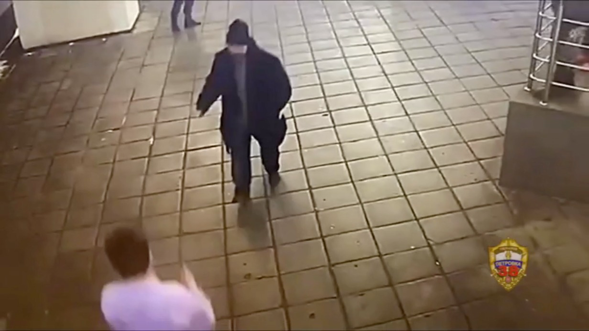 Пьяный бездомный угрожал ножом прохожим в центре Москвы. Видео