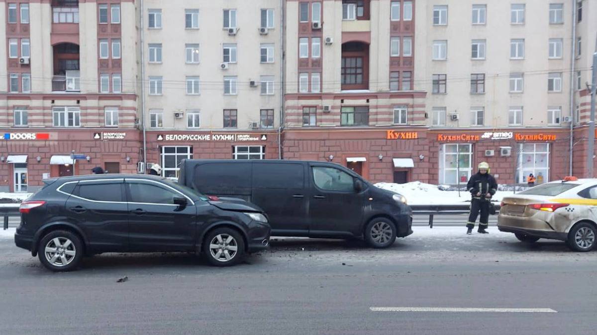 Мужчина выстрелил в таксиста во время дорожной перепалки на шоссе Энтузиастов