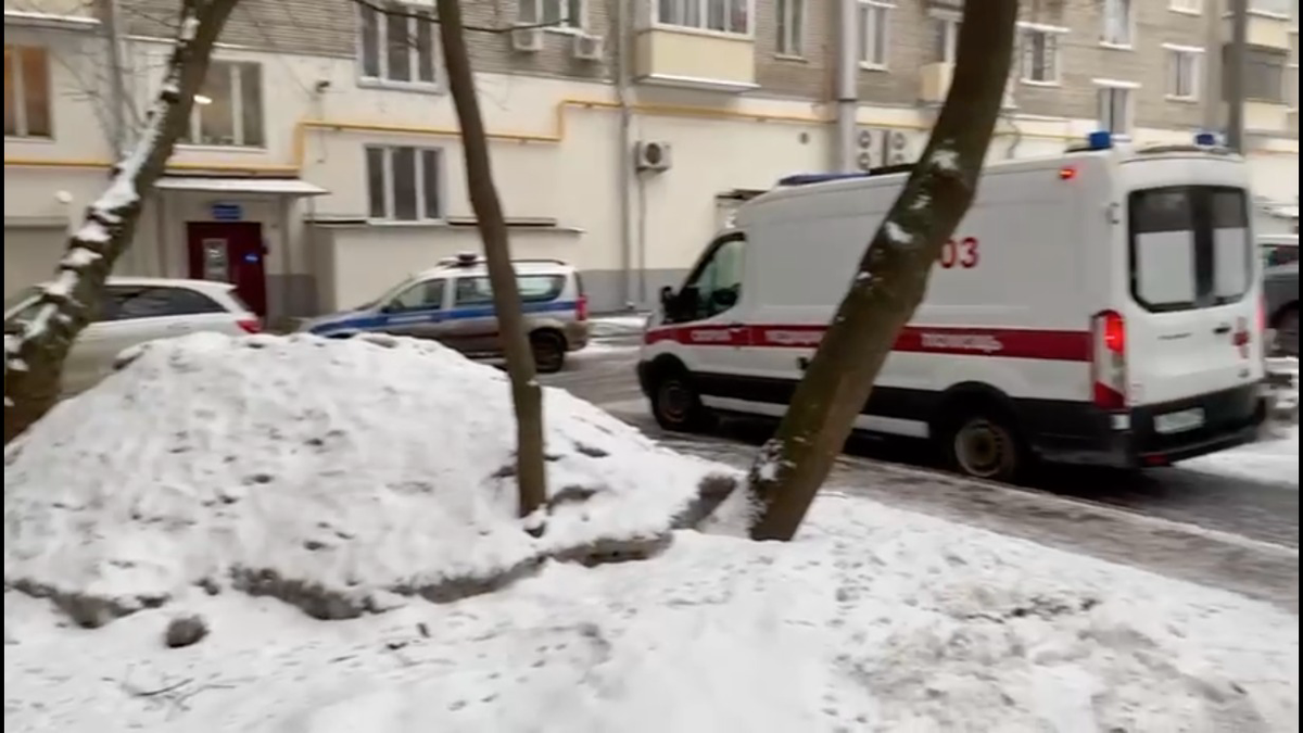 Тела двух пенсионеров с ножевыми ранениями обнаружили в квартире на юго-западе Москвы