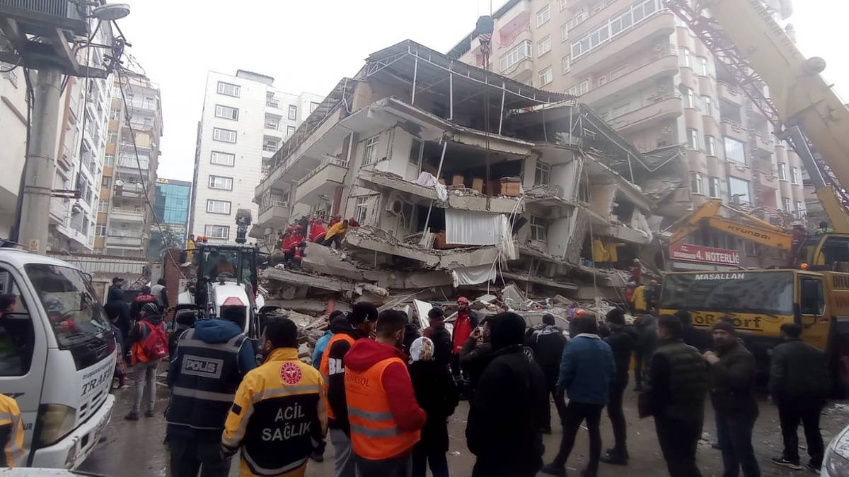 Здания складывались как карточные домики: сильнейшее за 80 лет землетрясение в Турции привело к тысячам жертв