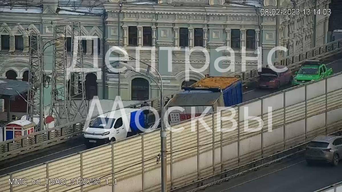 Три автомобиля столкнулись на ТТК в центре Москвы