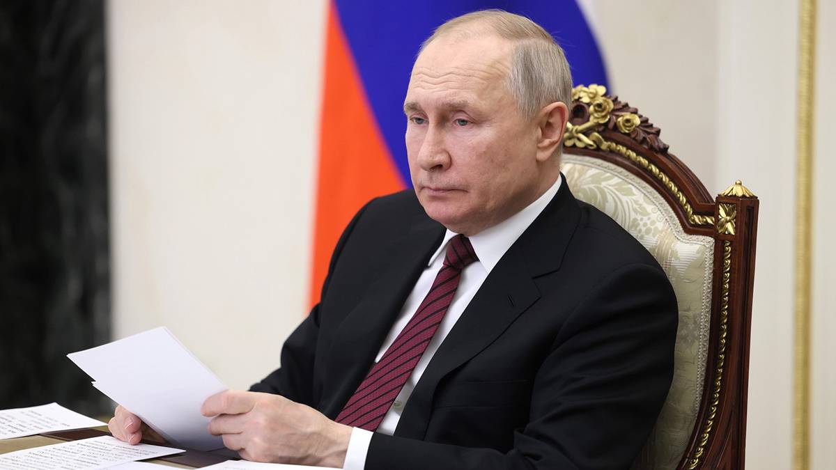 Путин наградил четырех школьников за спасение людей при теракте в Crocus City Hall