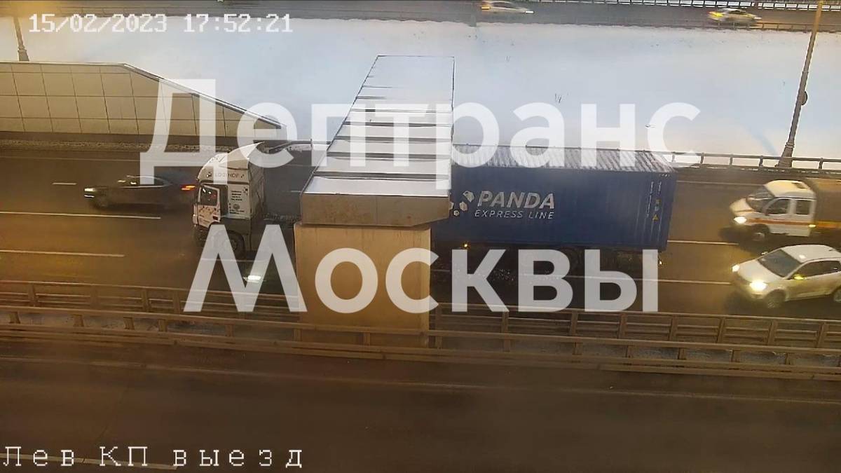 Грузовик застрял под аркой на западе Москвы