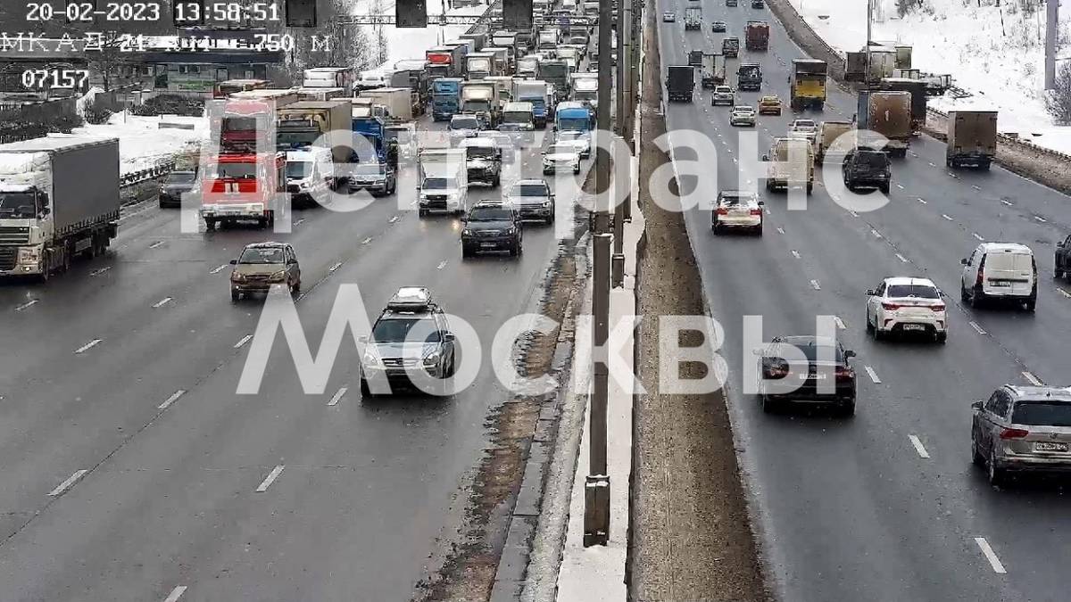 Несколько автомобилей столкнулись на МКАД на юге Москвы