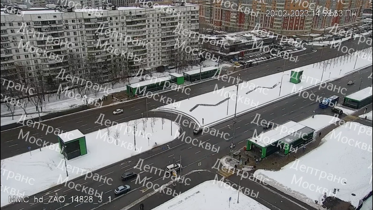 Автомобиль влетел в отбойник на западе Москвы. Видео