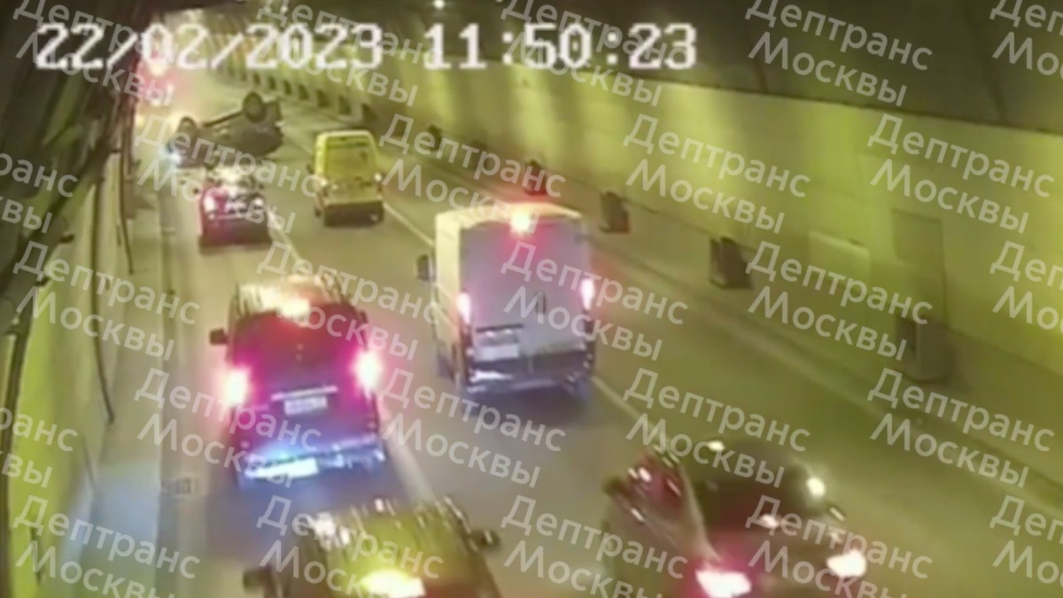 Автомобиль перевернулся в результате ДТП в тоннеле на западе Москвы. Видео