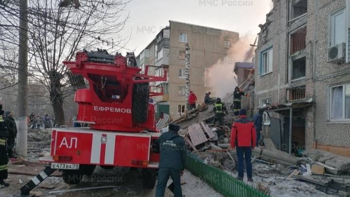 МЧС и Минздрав открыли горячие линии после обрушения подъезда дома в Тульской области