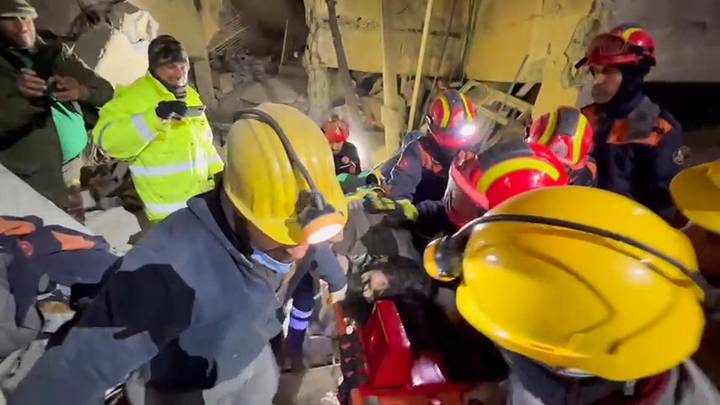 Женщину спасли из-под завалов спустя 204 часа после землетрясения в Турции Женщину спасли из-под завалов спустя 204 часа после землетрясения в Турции