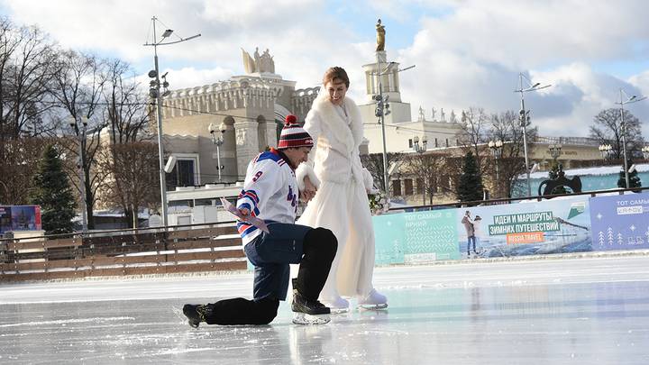 Церемония бракосочетания на катке ВДНХ / Фото: Пелагия Замятина / Вечерняя Москва