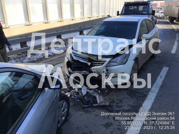 Два автомобиля столкнулись на съезде с Ярославского шоссе на 94-й километр МКАД