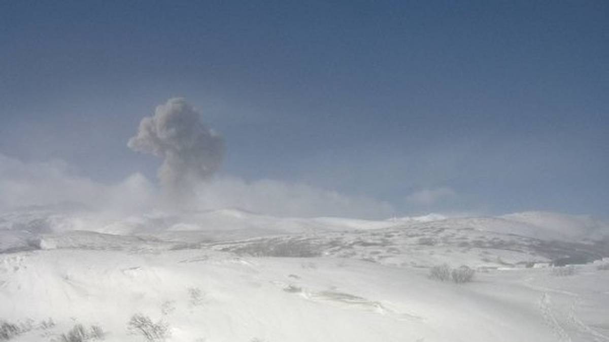 Вулкан Эбеко на Курилах выбросил столб пепла высотой 2,5 километра