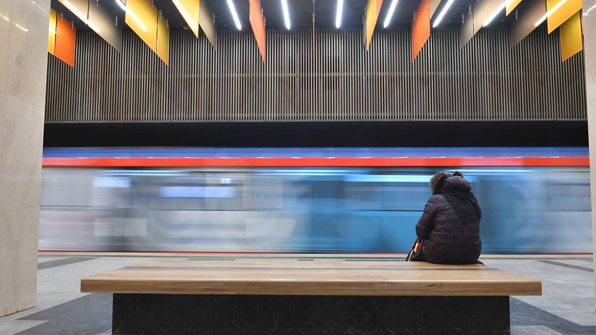 Человек на путях: что опасно делать, если упал на рельсы в метро