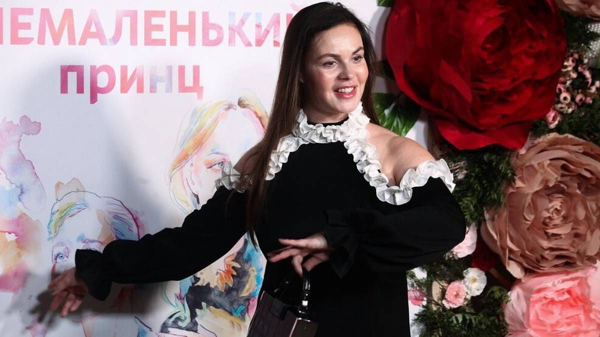 Косметолог объяснила, как 61-летней Екатерине Андреевой удается выглядеть на 30