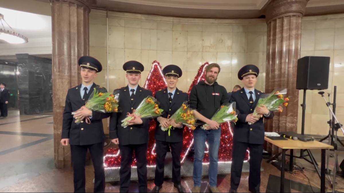 «Вечерняя Москва» и сотрудники столичного МВД поздравили женщин с наступающим 8 Марта