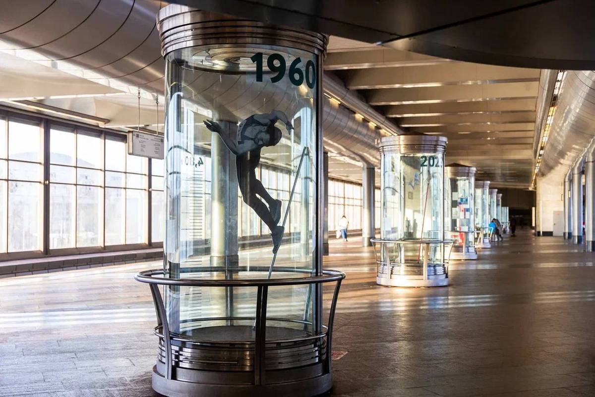 Выставка «История прыжков с шестом» открылась на станции метро «Воробьевы горы»