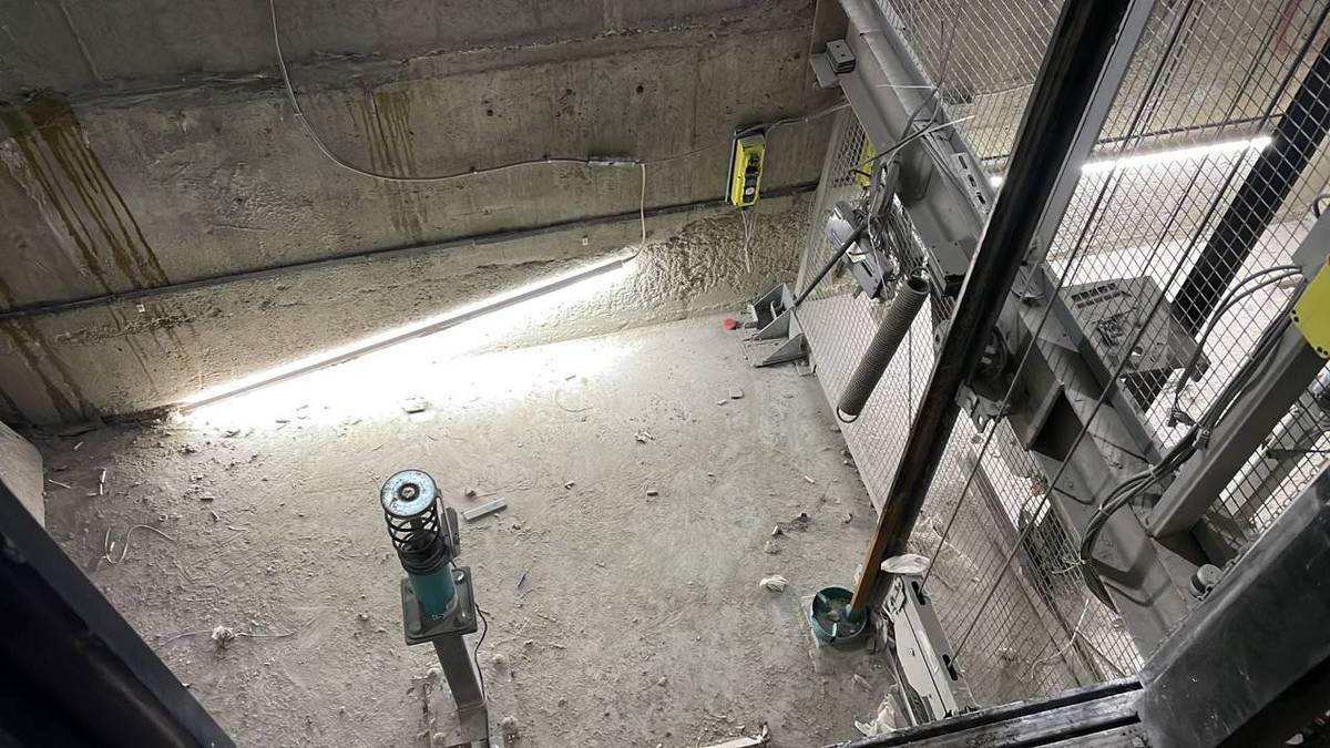 Рабочий в Москве погиб после падения в шахту лифта на стройке