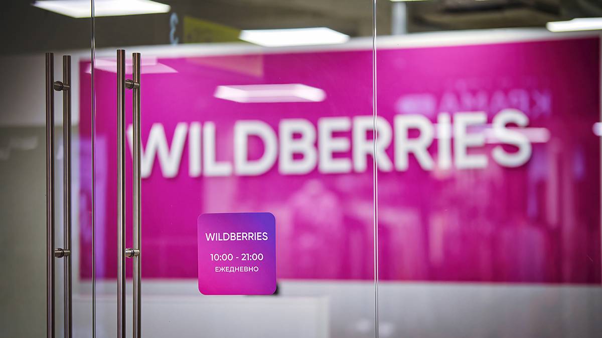 Wildberries продолжает искать 16 работников сгоревшего в Петербурге склада 