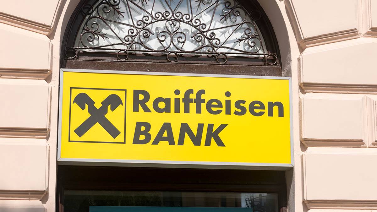 Австрийский Raiffeisenbank закрыл корсчета всем российским банкам, кроме Райффайзенбанка