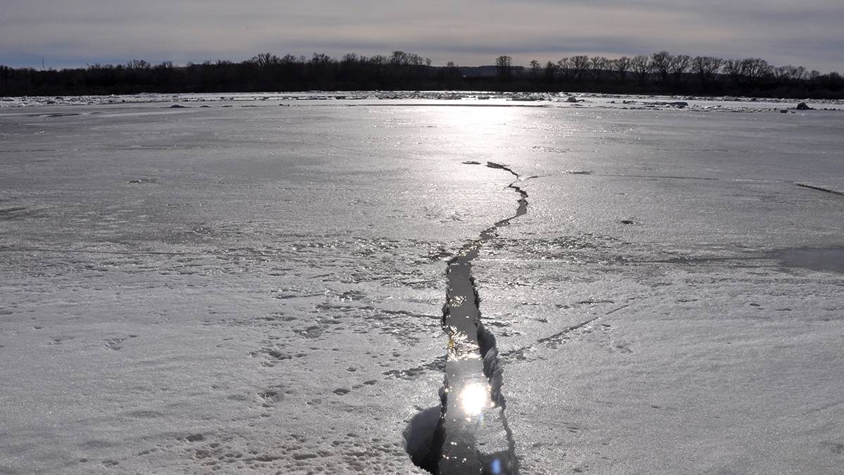 Автомобиль с тремя рыбаками провалился под лед на Байкале