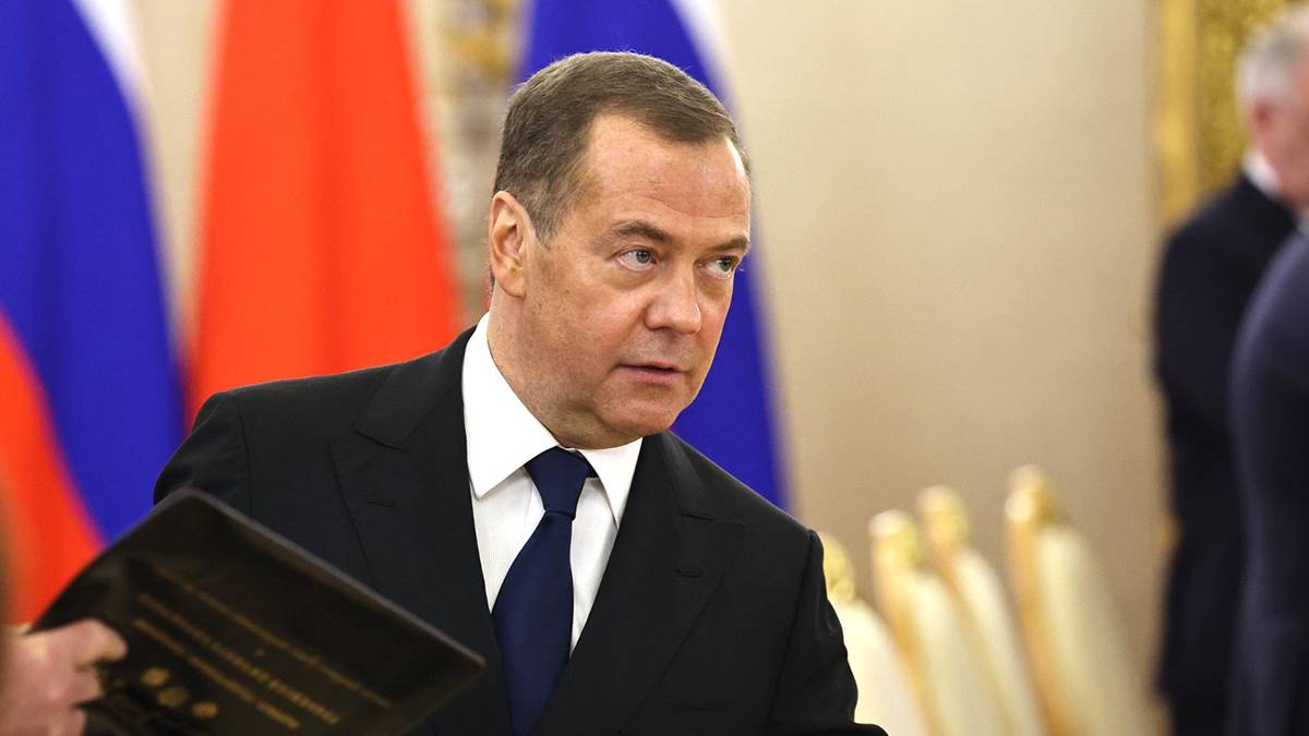«Квинтэссенция новой Европы»: Медведев прокомментировал нападение на Фицо