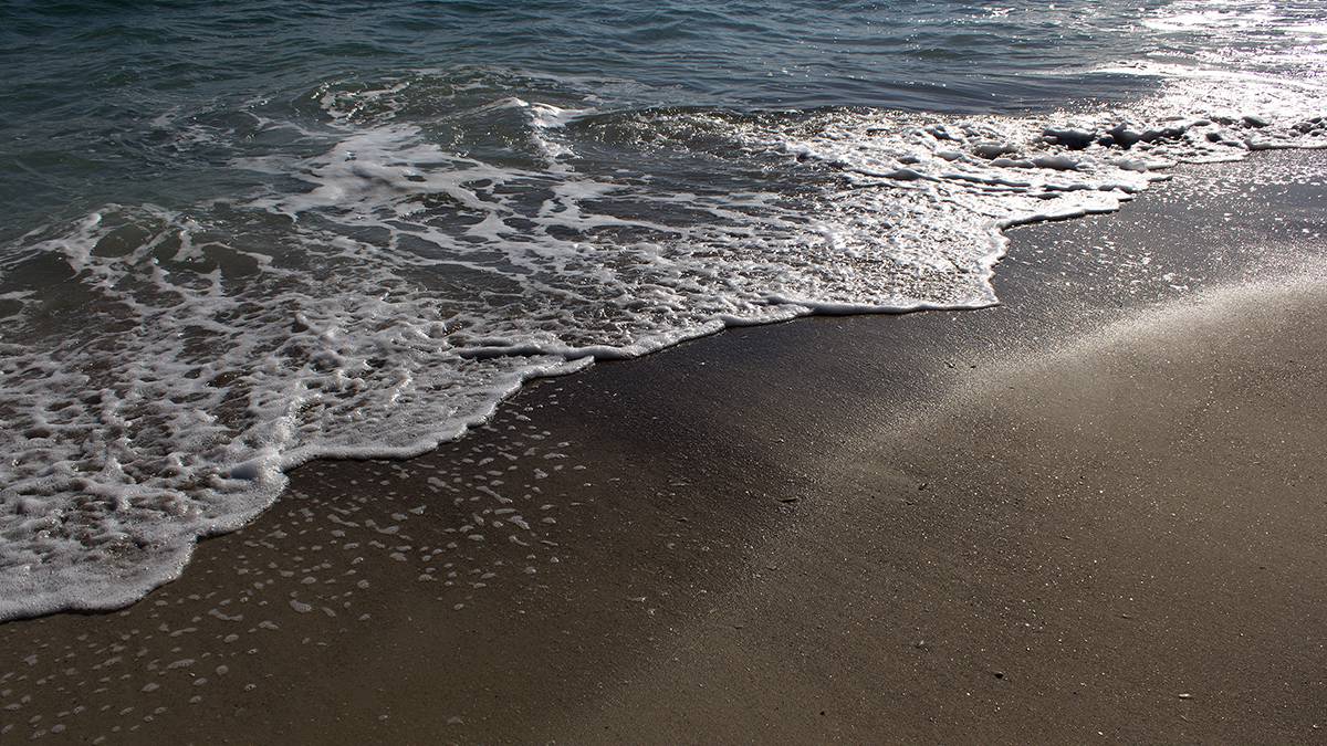 Власти Анапы запретили купание в Черном море из-за донного течения и шторма