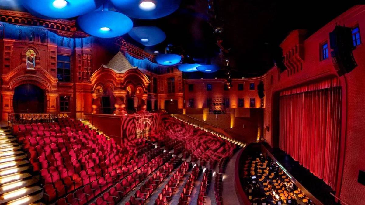 Собянин: За 10 лет в Москве открыли и обновили 85 зданий театров 
