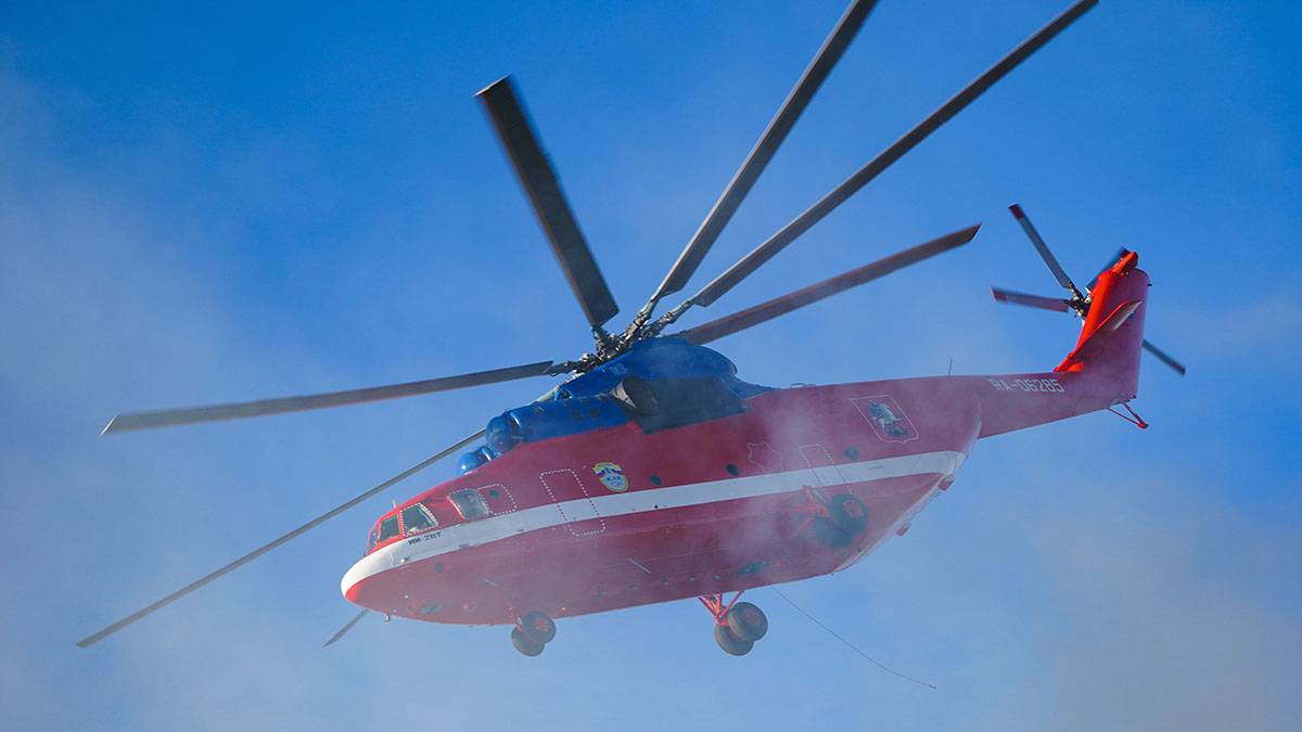 МЧС: Во время пожара на востоке Москвы три вертолета совершили 17 сбросов воды