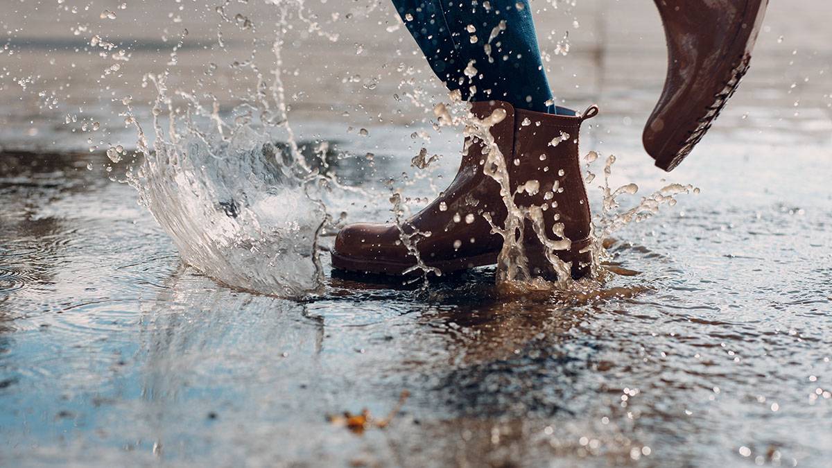 «К каждой грязи свой подход»: как защитить обувь и одежду от весенних осадков