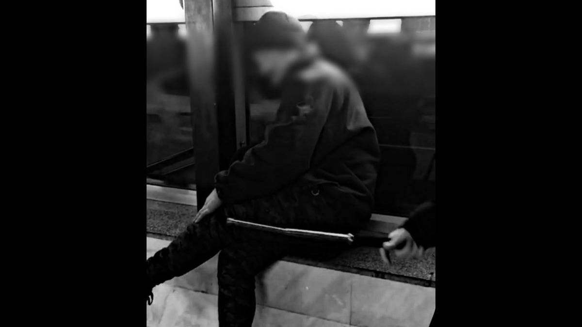 Трое молодых людей избили мужчину дубинками в переходе московского метро