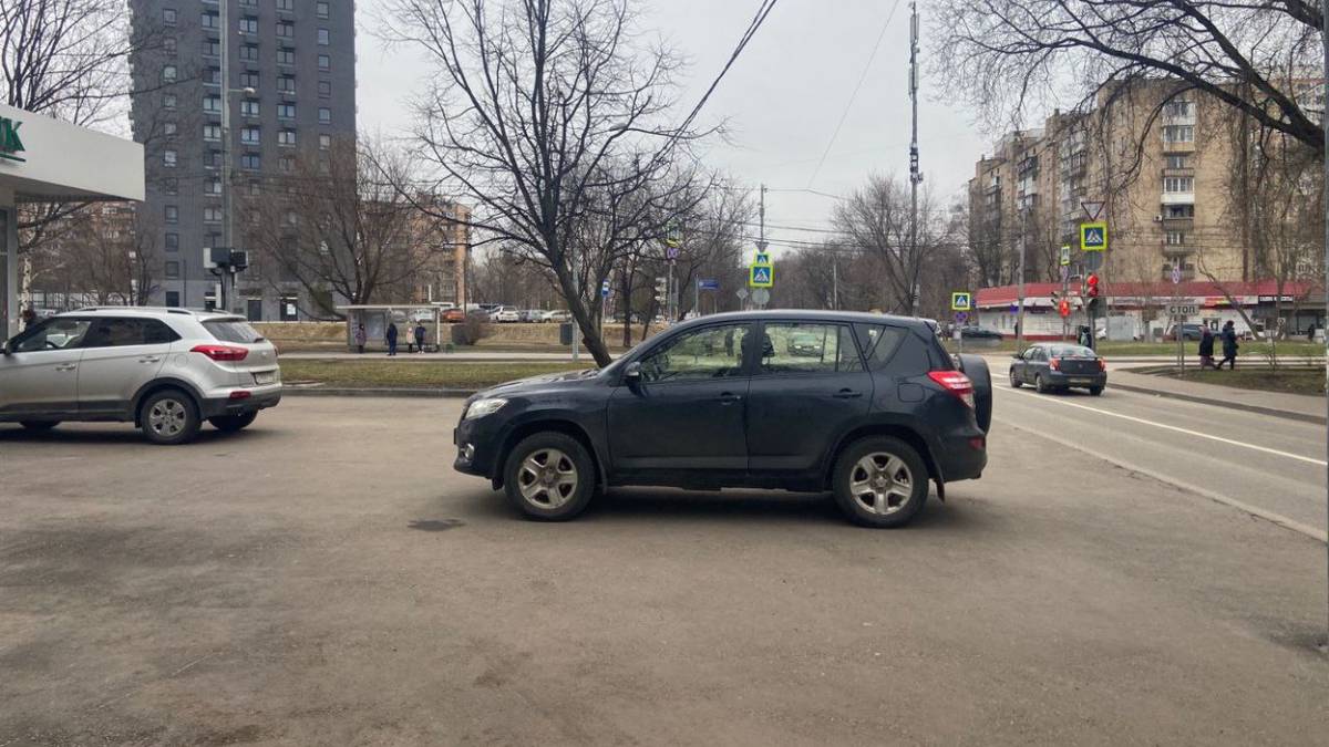 Водитель Toyota наехала на мать с ребенком в коляске на востоке Москвы