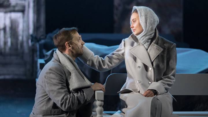 Алена Митрошина в сцене из спектакля «Бег» в роли Серафимы Корзухиной; в роли приват-доцента Голубкова — Виталий Боровик