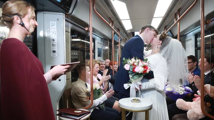 Молодожены на церемонии регистрации брака в вагоне поезда, курсирующего по Большой кольцевой линии / Фото: РИА Новости 