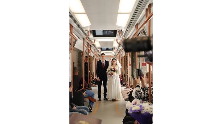 Церемония бракосочетания в поезде «Москва-2020» на БКЛ / Фото: Анатолий Цымбалюк / Вечерняя Москва