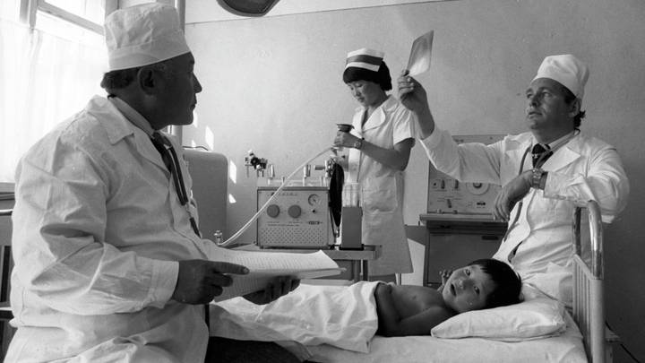 Леонид Рошаль (справа) осматривает пациента в Детской городской больнице в Улан-Баторе, 1980 год / Фото: РИА Новости