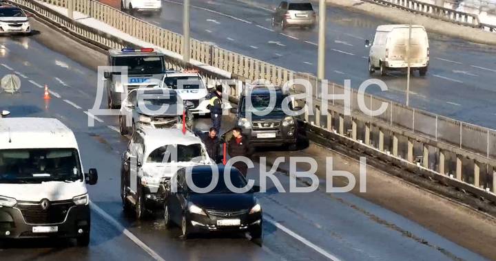 Крупное ДТП произошло на Крылатском мосту в Москве