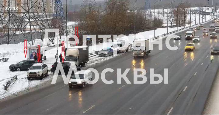 Несколько автомобилей столкнулись и выехали на тротуар на 34-м километре МКАД