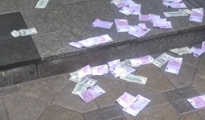 Москвич выбросил из окна мешок с деньгами после приезда сотрудников ФСБ