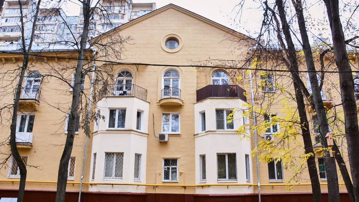 Три малоэтажных дома в неоклассическом стиле капитально отремонтировали в Москве