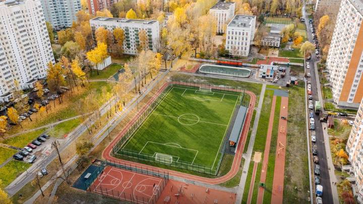 Сергей Собянин: Летом в Москве благоустроят территории более 160 школ и детских садов