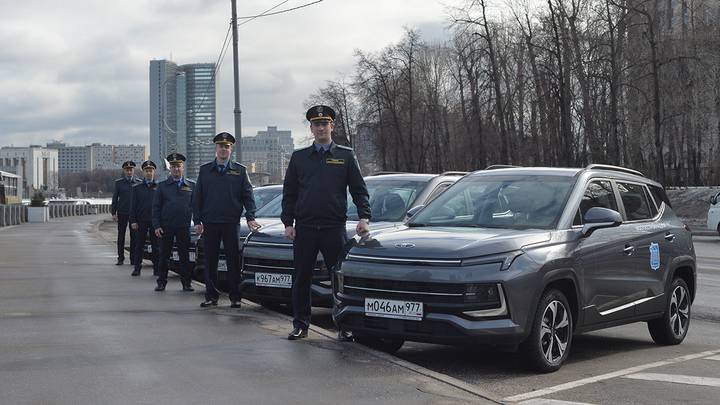 Мосстройнадзору передали пять автомобилей «Москвич» / Фото: Александр Кочубей / Вечерняя Москва