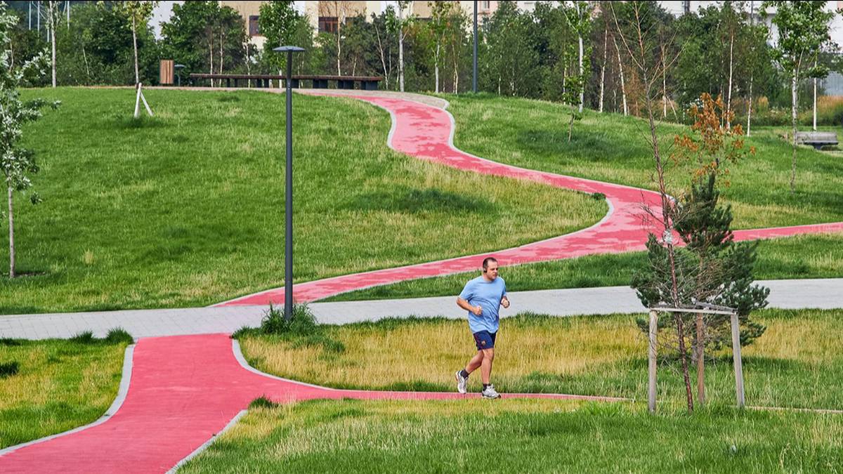Названы столичные парки, в которых есть прорезиненные дорожки для бега