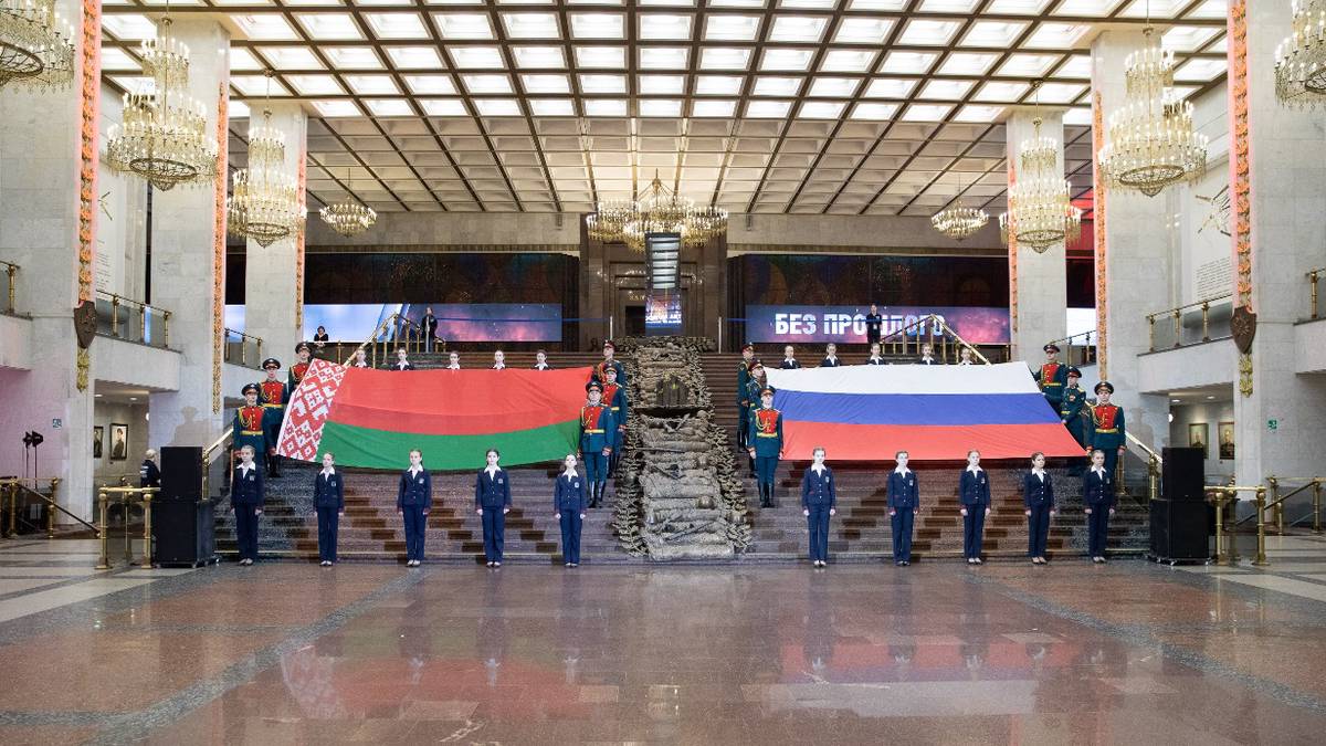 Флаги России и Белоруссии развернули в День единения государств в Музее Победы